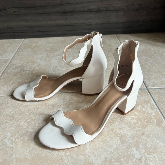 INC International Concepts' Hadwin Sandals in White - Picture 2 of 5